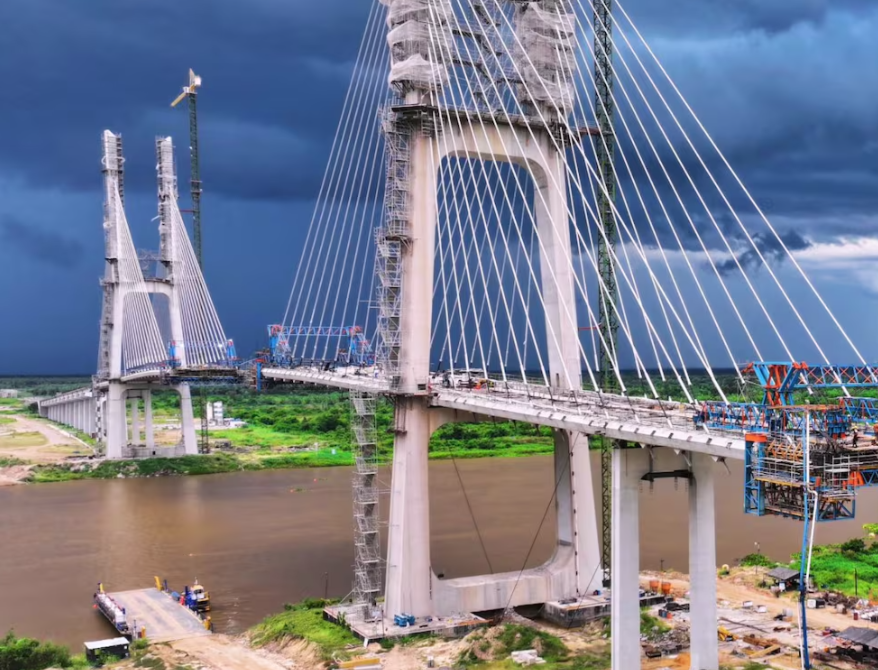 Capa: Ponte Internacional da Integração começa a mudar o mapa logístico do Paraguai