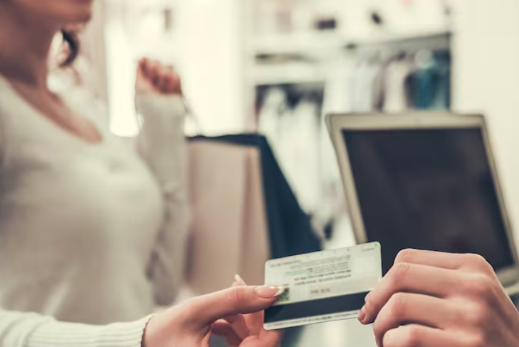 Capa: Novo Código do Consumidor propõe regras para IA e influenciadores